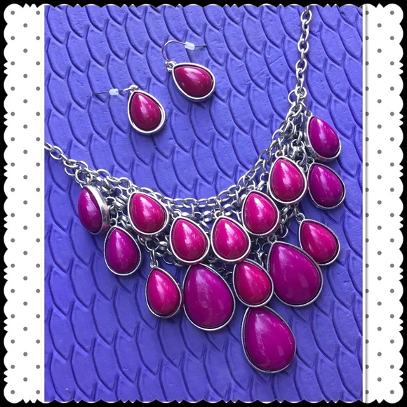 Fuschia party necklace and earring set - Picture 4 of 5